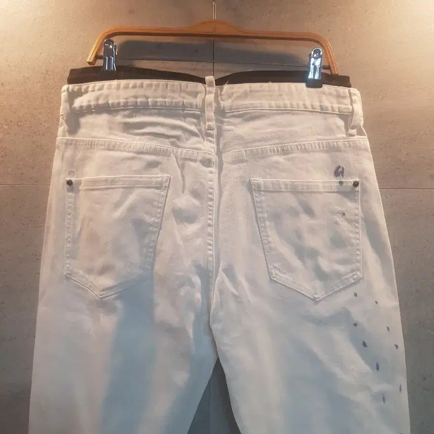 [SOLD OUT] Jieor 화이트 페인팅 데미지 팬츠