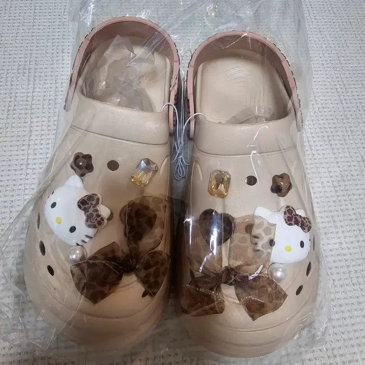 [SOLD OUT] 키티 샌들 크록스 신발입니다240mm