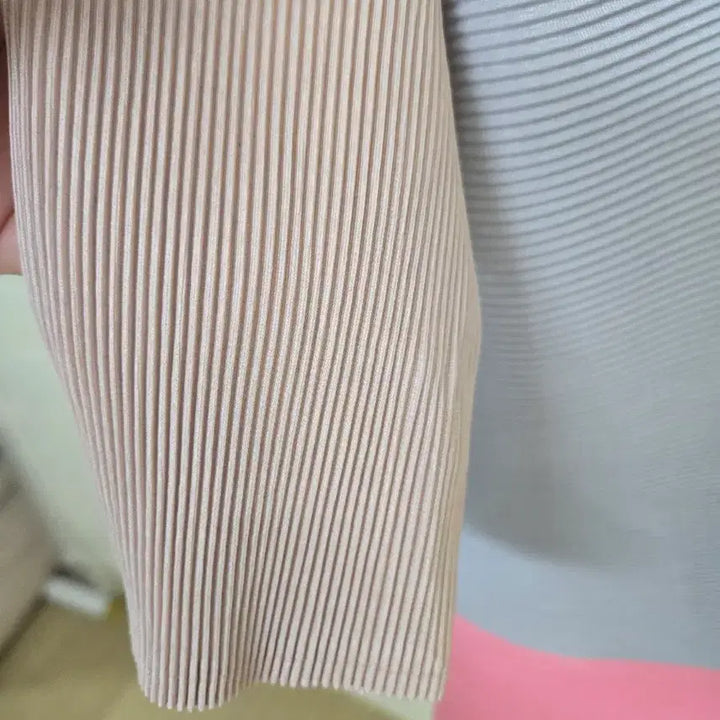 [SOLD OUT] 배색 플리츠 카라넥 셔츠 블라우스