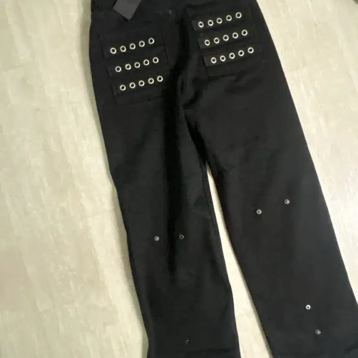[SOLD OUT] 비엑스 블랙 아일렛 디테일 팬츠0
