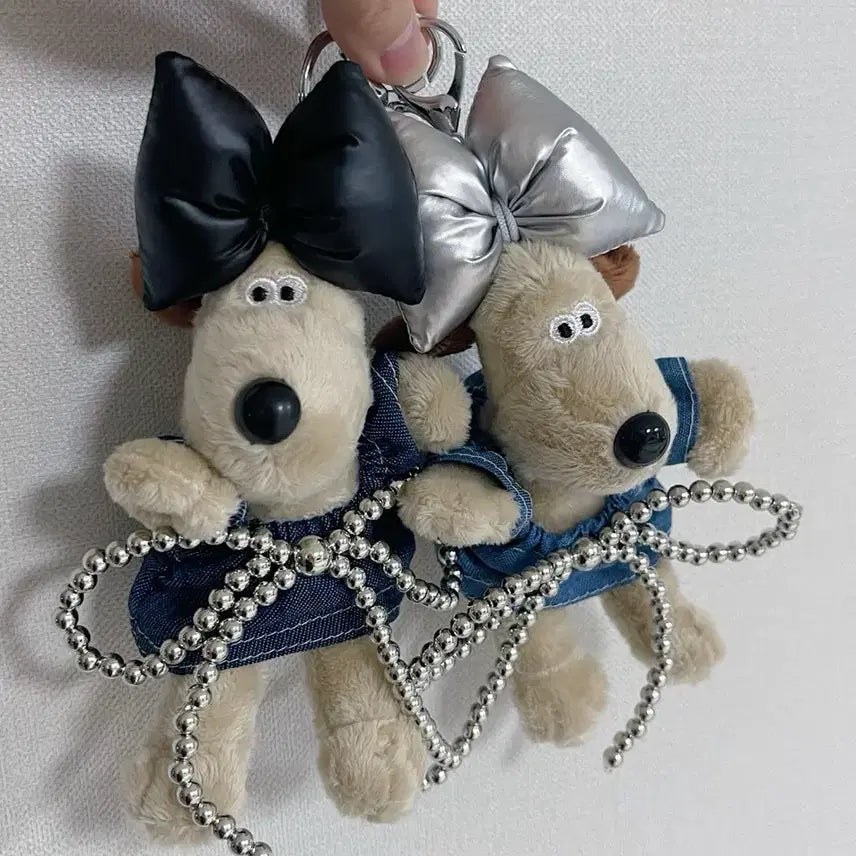 [BUNJANG] Gromit Puppy Doll Keyring with Black/Silver Ribbons / 그로밋 청원피스 강아지 인형 블랙/실버 리본 키링(개당)