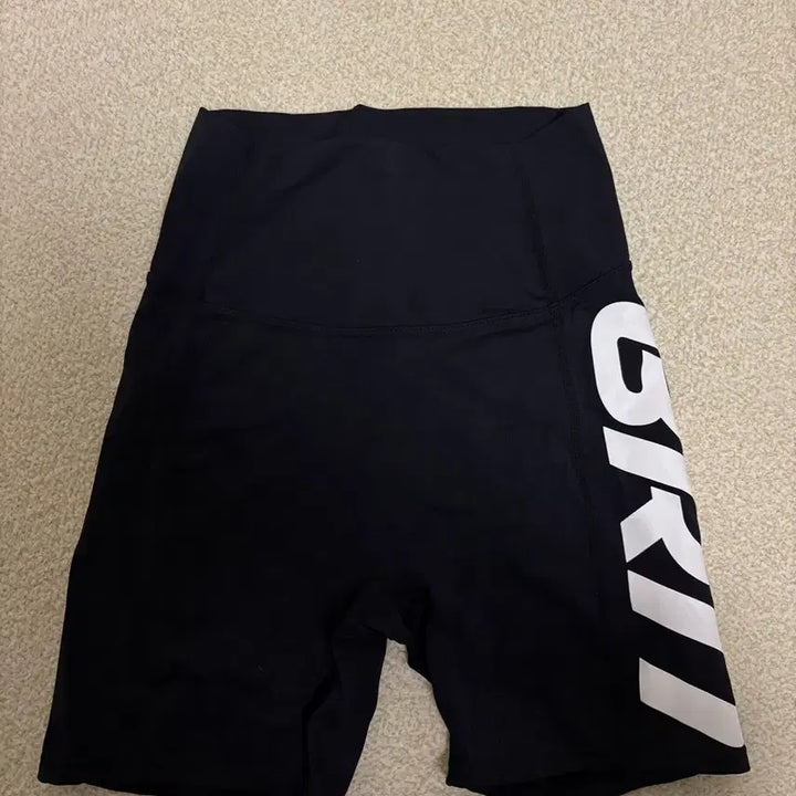 [SOLD OUT] 본투윈 B 로고 숏 레깅스