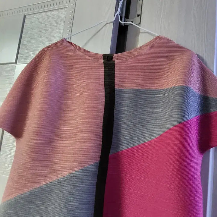 [BUNJANG] Colorblock Pleated Blouse / 배색 플리츠 상의