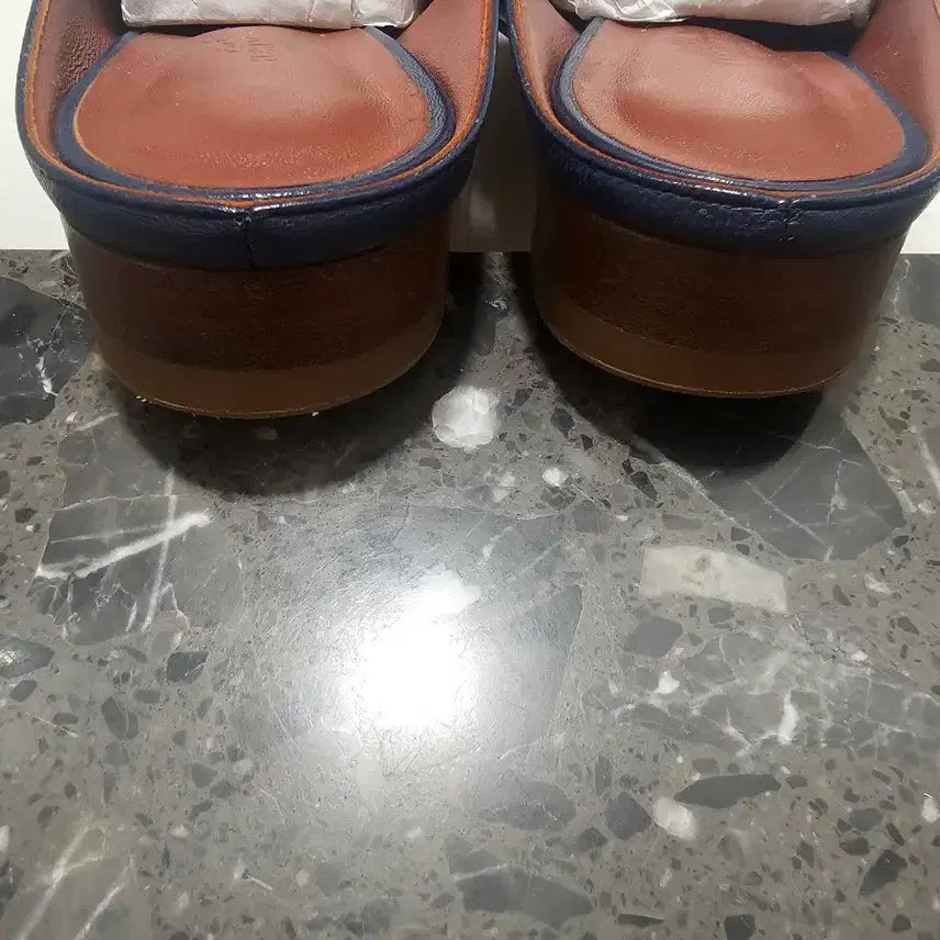 [SOLD OUT] 에르메스 리볼리 뮬 37사이즈 판매합니다. 네이비컬러