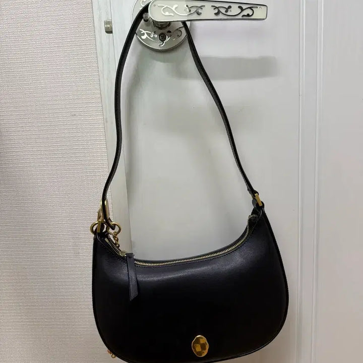 [BUNJANG] OSTKAKA Knut Mini Hobo Bag Black / 오스트카카 크누트 미니 호보