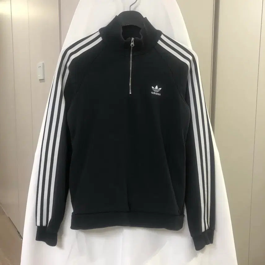 [SOLD OUT] 아디다스 블랙 삼선 하프집업 트레이닝탑 S