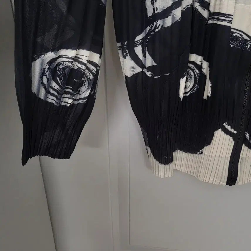 [BUNJANG] Yoits Pleated Flower Pattern Zip-Up Jacket / 요이츠 플리츠 플라워 패턴 집업 자켓