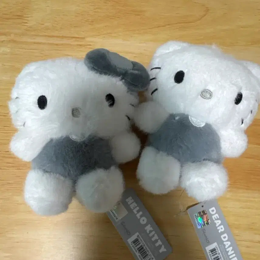 [SOLD OUT] 산리오 키티/다니엘 인형 가방걸이 모노톤 세트