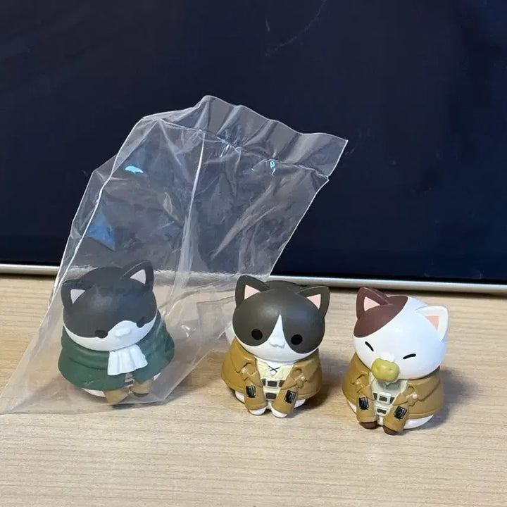 [SOLD OUT] 진격의 거인 메가캣 리바이, 에렌, 사샤 구성품 포함
