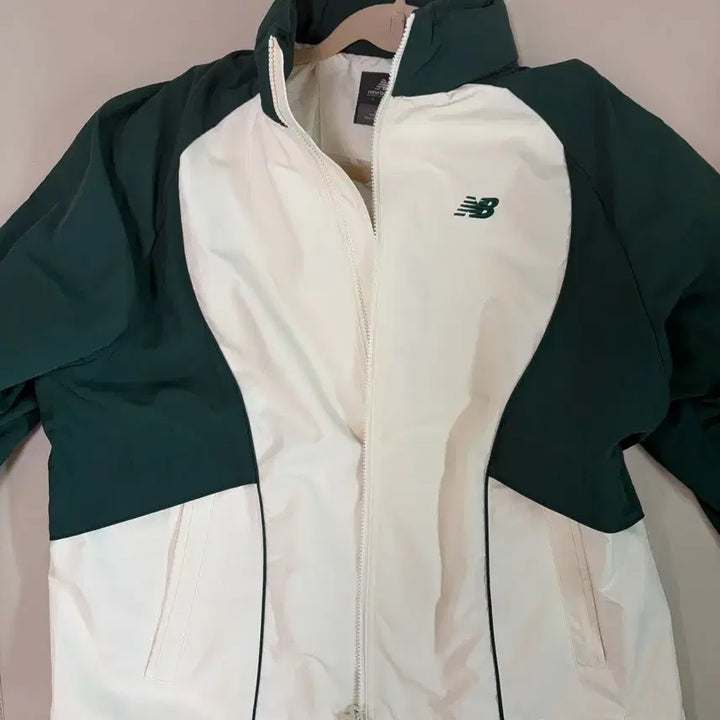 [BUNJANG] New Balance Windbreaker Jacket / 뉴발란스 바람막이 새제품