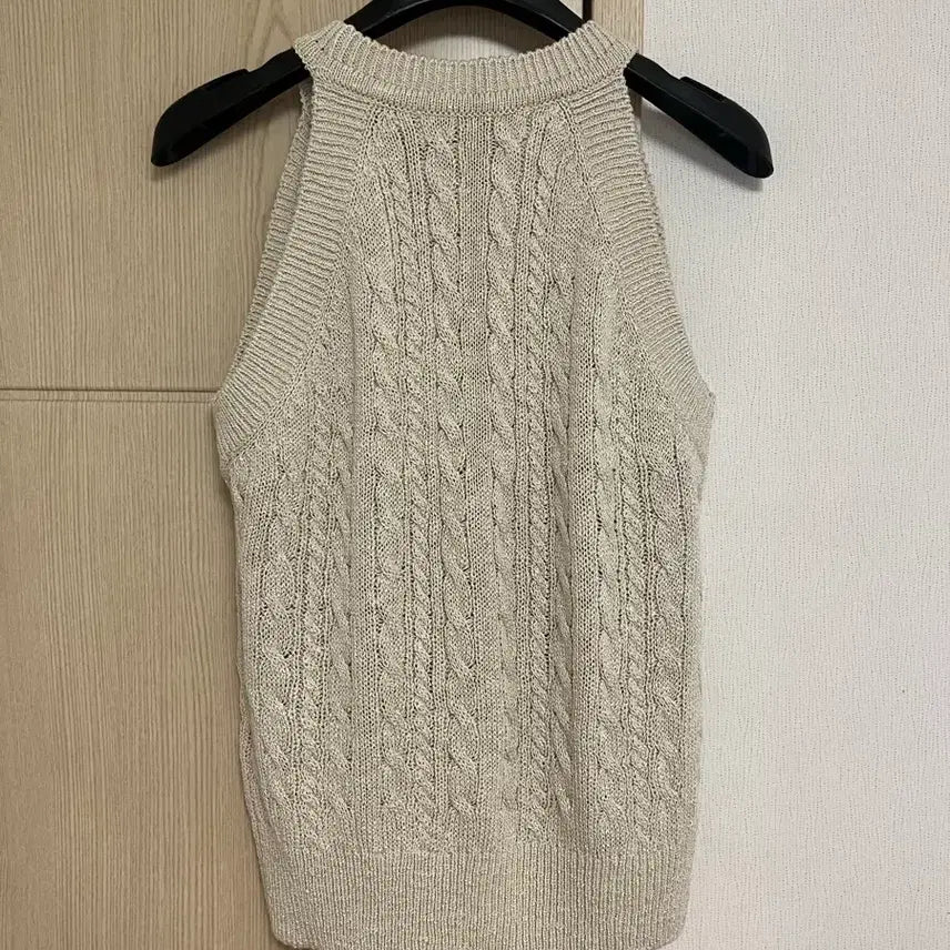 [SOLD OUT] 루에브르 홀터넥 슬리브리스 니트