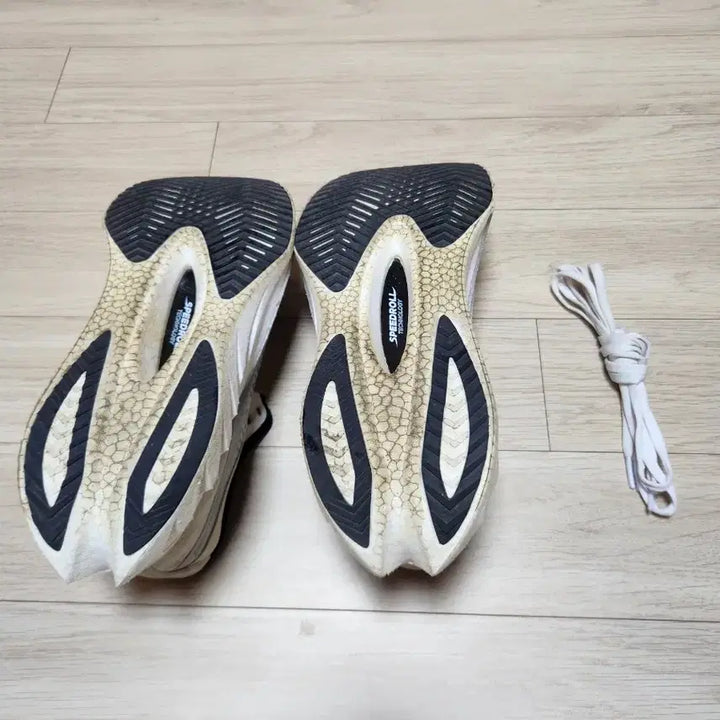 [SOLD OUT] [써코니] 엔돌핀 프로4 화이트실버 카본화 285