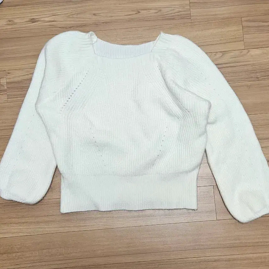 [BUNJANG] Ivory Puff Sleeve Knit Top / 아이보리 퍼프 니트 긴팔티