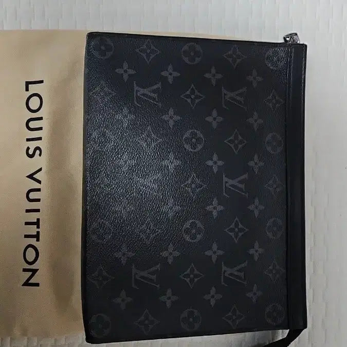 [BUNJANG] Louis Vuitton Monogram Eclipse Clutch / 루이비통 모노그램 이클립스 클러치 급매