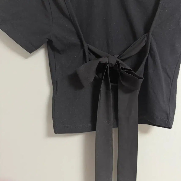 [BUNJANG] Back Ribbon Slit T-Shirt / 백리본 트임 티셔츠