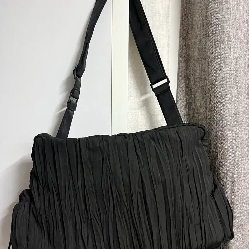[BUNJANG] Haaarchive Pleated Crossbody Bag / 하아카이브 플리츠 크로스백