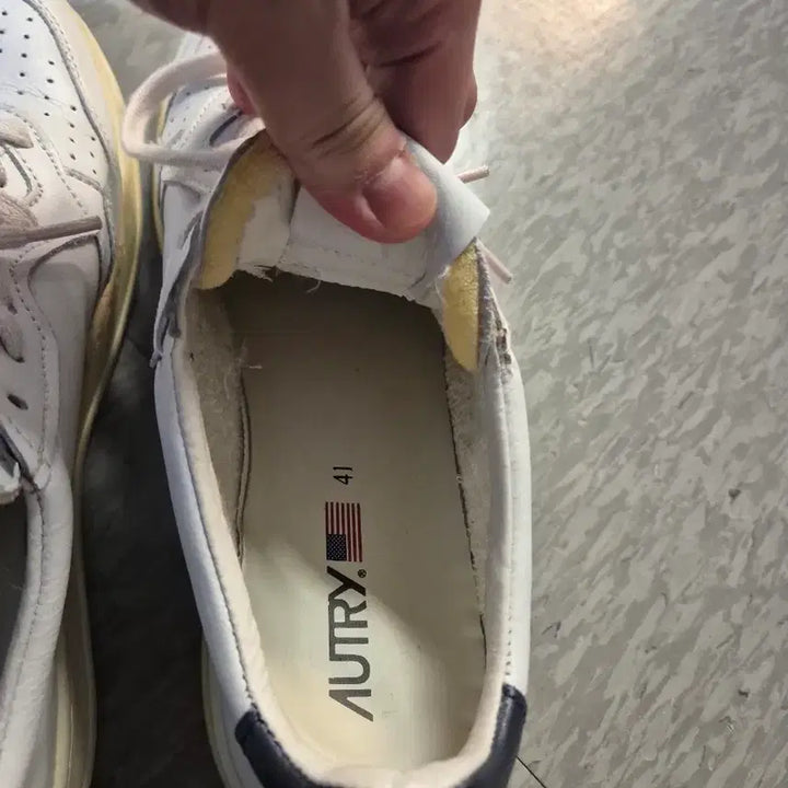 [BUNJANG] Autry Medalist Navy Sneakers / 오트리 메달리스트 네이브 41사이즈