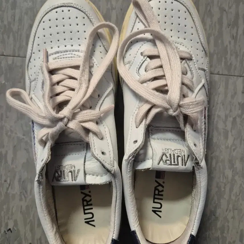 [BUNJANG] Autry Medalist Navy Sneakers / 오트리 메달리스트 네이브 41사이즈
