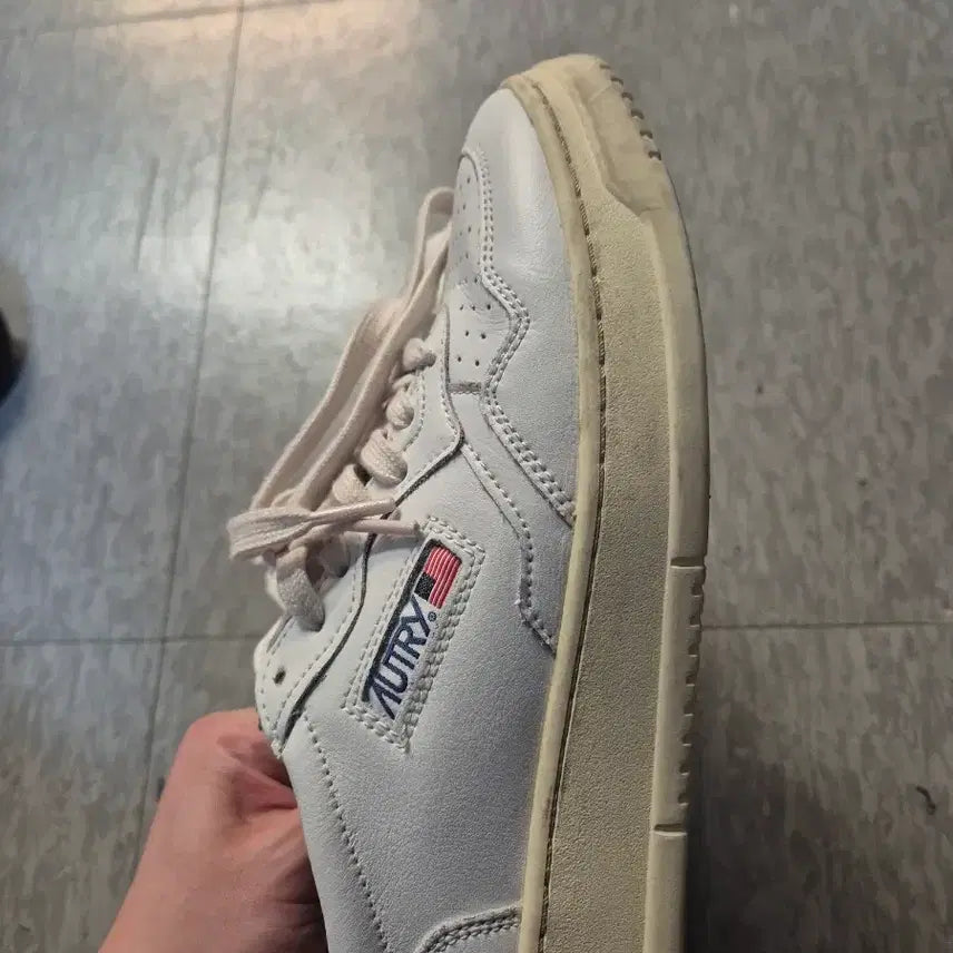 [BUNJANG] Autry Medalist Navy Sneakers / 오트리 메달리스트 네이브 41사이즈