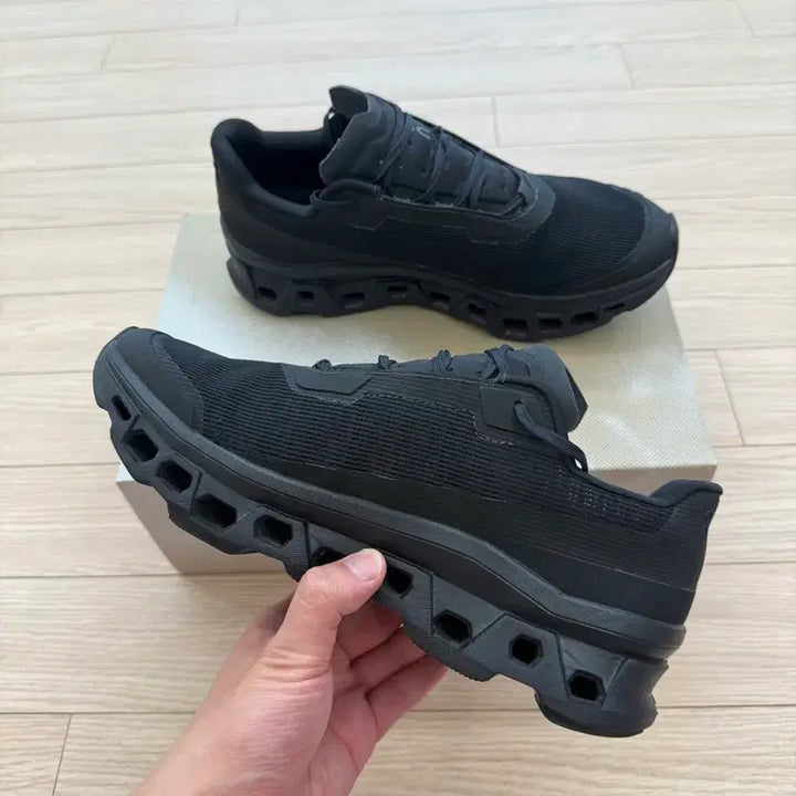 [BUNJANG] On Running Cloudmonster Void Black Sneakers / [44] 온 러닝 클라우드몬스터 보이드 블랙 (크림 구매)