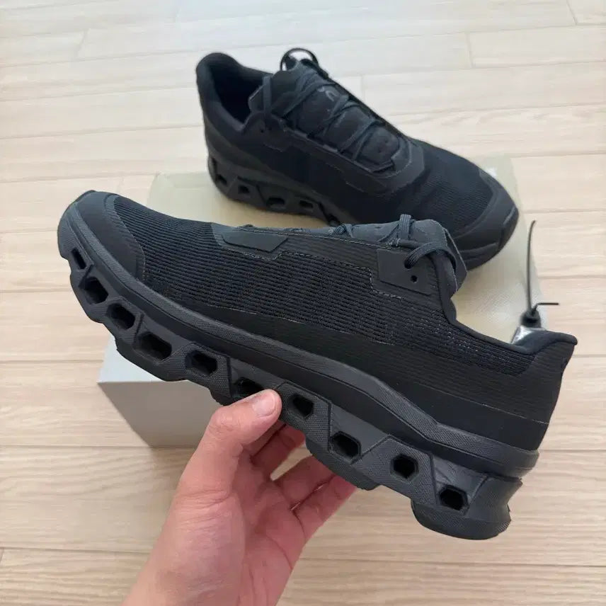 [BUNJANG] On Running Cloudmonster Void Black Sneakers / [44] 온 러닝 클라우드몬스터 보이드 블랙 (크림 구매)