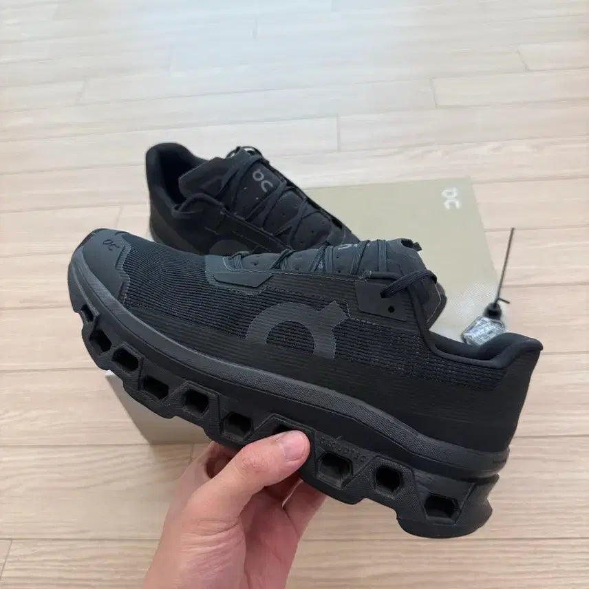 [BUNJANG] On Running Cloudmonster Void Black Sneakers / [44] 온 러닝 클라우드몬스터 보이드 블랙 (크림 구매)