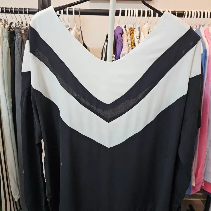 [BUNJANG] Black &amp; White V-Neck Long Sleeve Blouse / 블랙 앤 화이트 브이넥 긴팔 블라우스