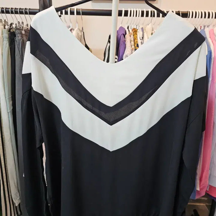 [BUNJANG] Black &amp; White V-Neck Long Sleeve Blouse / 블랙 앤 화이트 브이넥 긴팔 블라우스