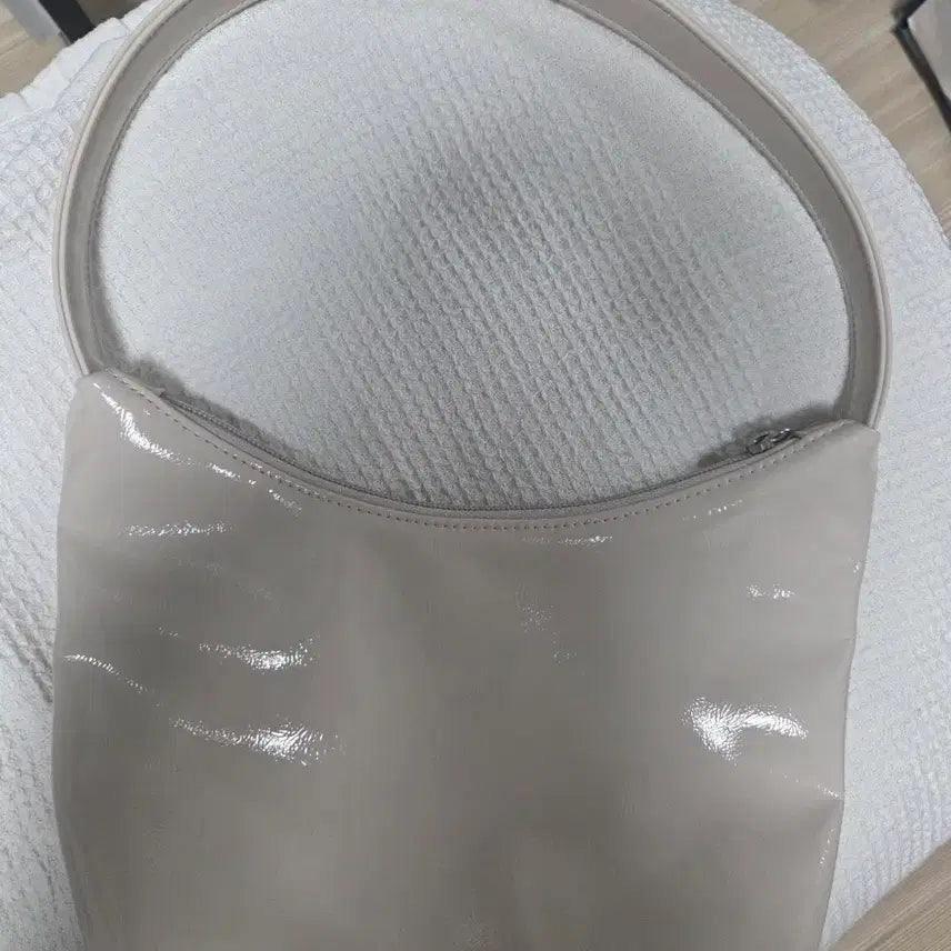 [BUNJANG] Emes Enamel Hobo Bag Cream / 이미스 에나멜 호보백 크림색상
