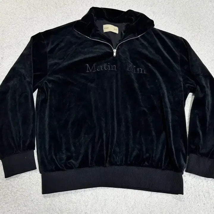 [SOLD OUT] 마뗑킴 벨벳 하프집업 블랙( 정가 135000)