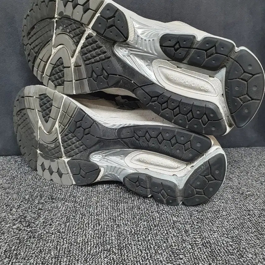[BUNJANG] New Balance 2002R Gray Sneakers / 뉴발란스 2002R 그레이 285mm