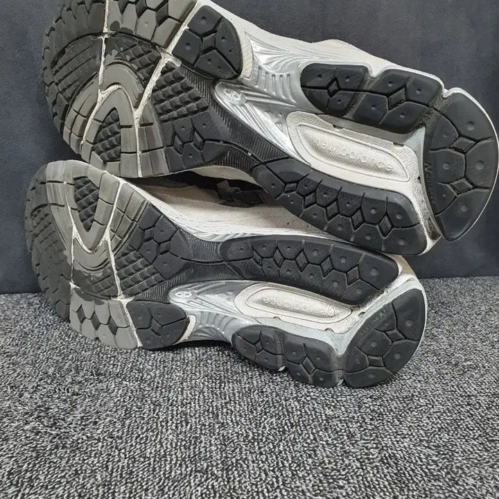 [BUNJANG] New Balance 2002R Gray Sneakers / 뉴발란스 2002R 그레이 285mm