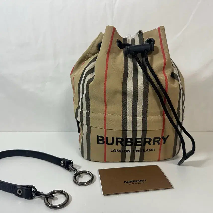 [BUNJANG] Burberry Lettering Drawstring Pouch Bag / 버버리 레터링 드로우스트링 포이백 (OS)
