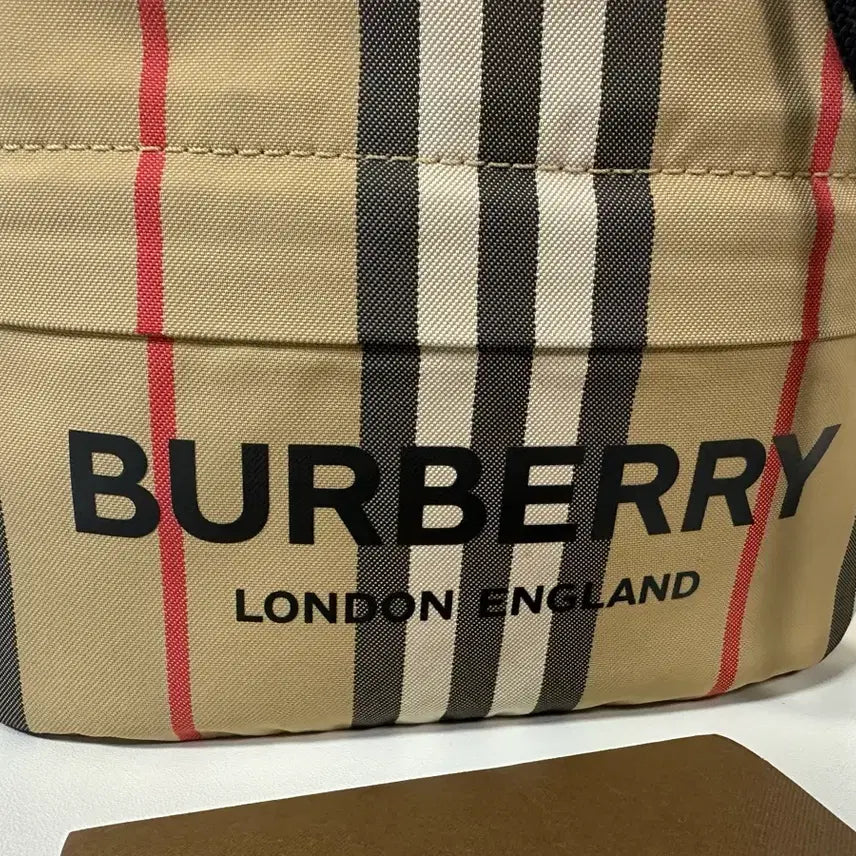 [BUNJANG] Burberry Lettering Drawstring Pouch Bag / 버버리 레터링 드로우스트링 포이백 (OS)