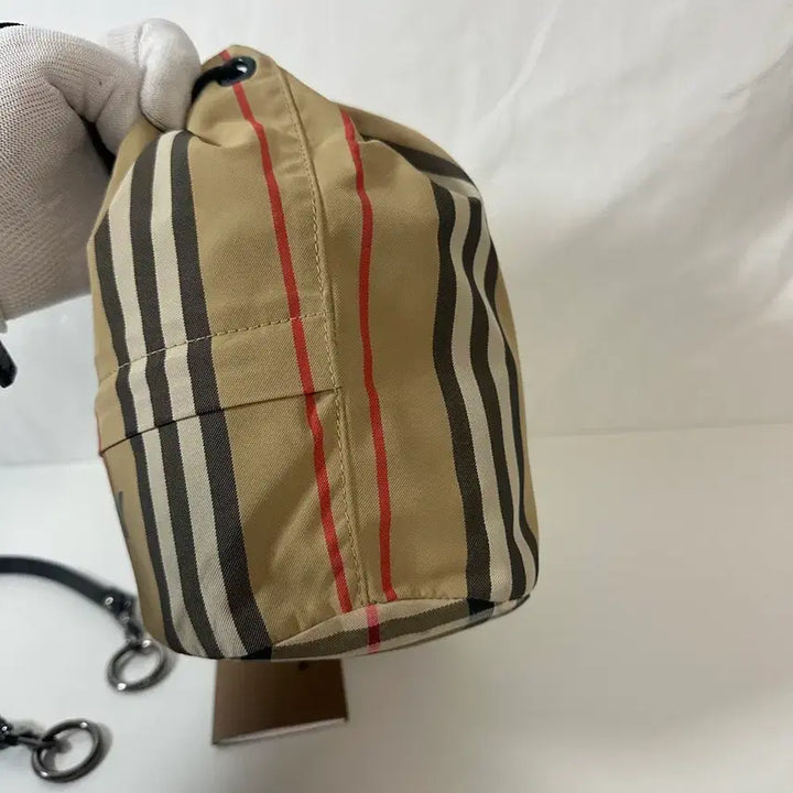 [BUNJANG] Burberry Lettering Drawstring Pouch Bag / 버버리 레터링 드로우스트링 포이백 (OS)