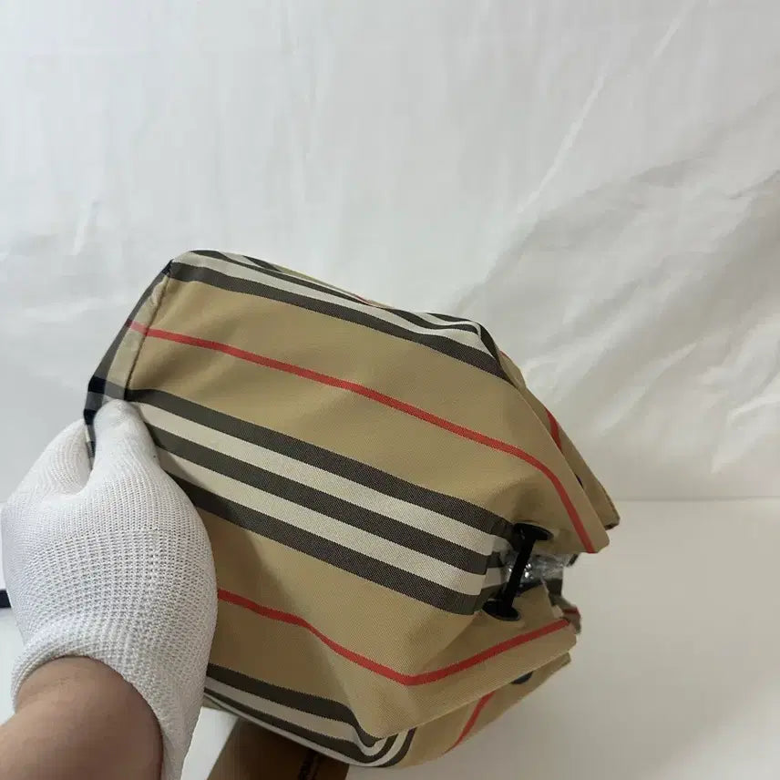 [BUNJANG] Burberry Lettering Drawstring Pouch Bag / 버버리 레터링 드로우스트링 포이백 (OS)