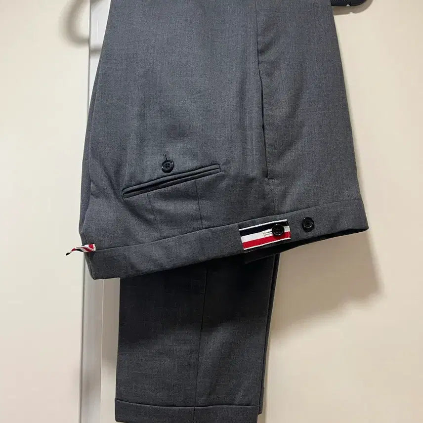 [BUNJANG] Thom Browne Side Strap Low Rise Slacks Trousers / 톰브라운 사이드 스트랩 로우라이즈 슬랙스 미디움 그레이 트라우저
