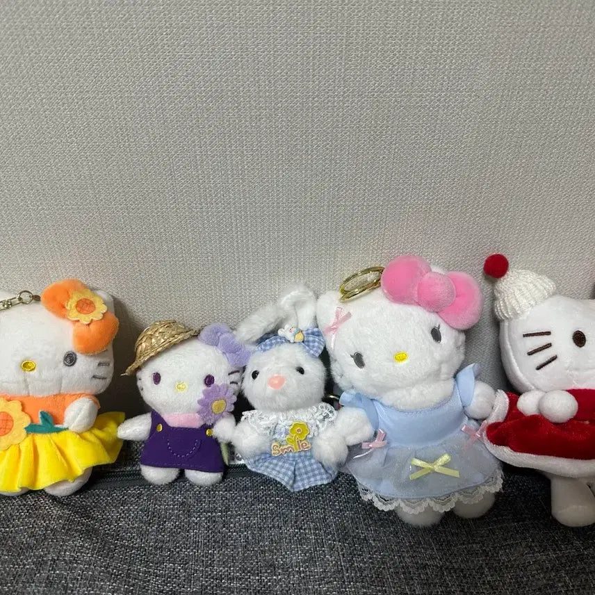 [BUNJANG] Kitty Collection Keychain Bundle / 키티 인형 키링 모음