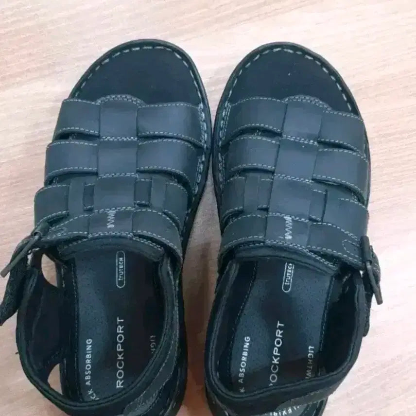 [SOLD OUT] 락포트 남성 가죽 샌들 250사이즈입니다. 상태 좋고, 퀄리티 좋은 가죽
