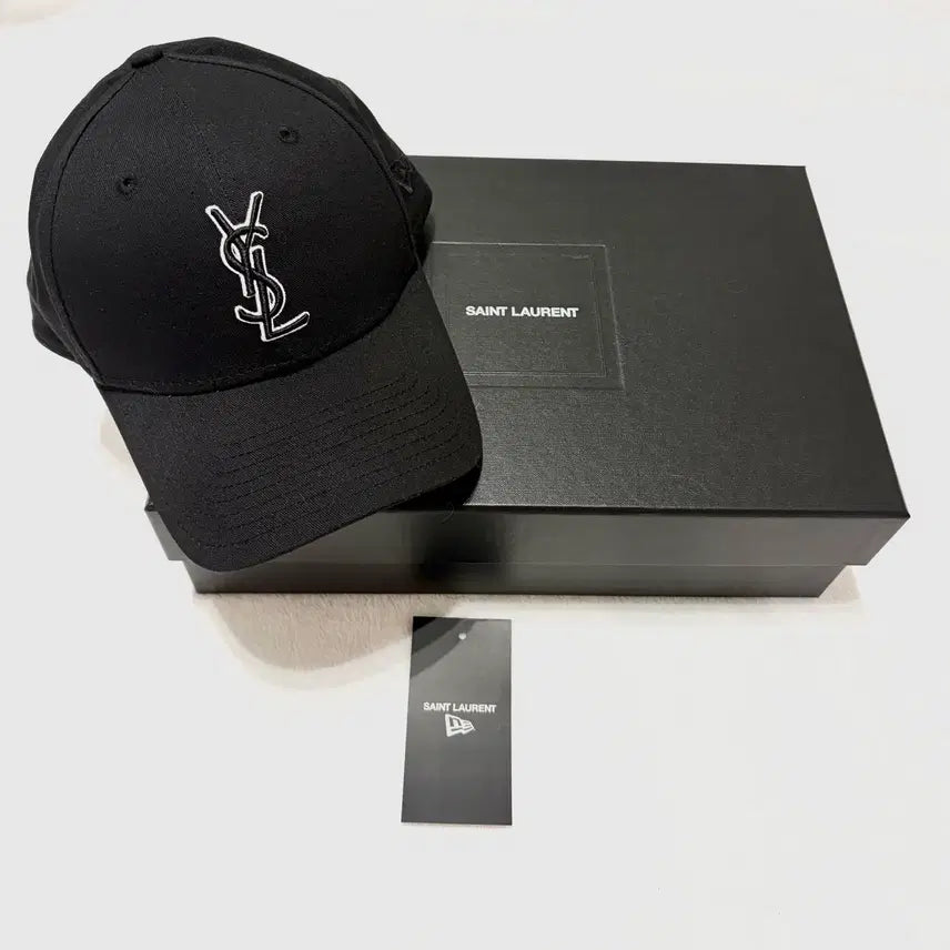 [SOLD OUT] [공홈구매/새상품급] 생로랑 볼캡 모자 카산드라