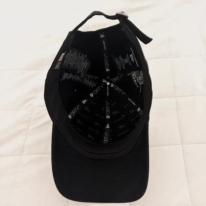 [SOLD OUT] [공홈구매/새상품급] 생로랑 볼캡 모자 카산드라