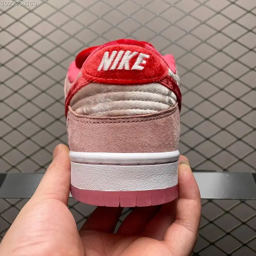 [SOLD OUT] 나이키 덩크 로우 핑크 벨벳 스니커즈