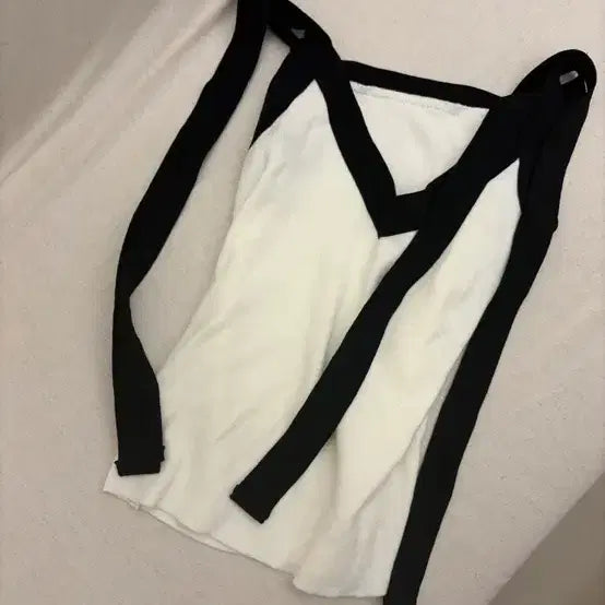 [BUNJANG] Charrine Black and White Sleeveless Top / 샤린느 블랙 앤 화이트 상의