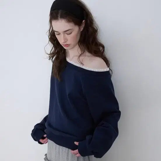 [BUNJANG] Mood Edition Off-Shoulder Navy Sweatshirt / 무드에디션 오프숄더 맨투맨 네이비