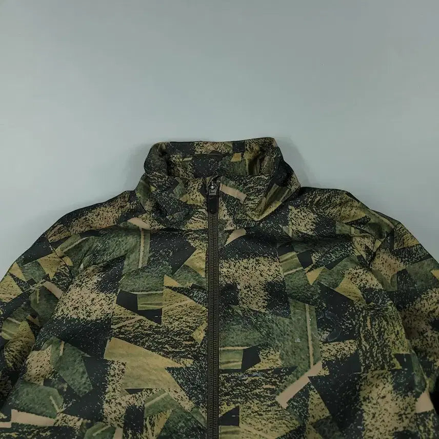 [BUNJANG] 나이키 그린톤 위장 기하학패턴 리얼트리 T90 이너메쉬 모크넥 바람막이 / 나이키 그린톤 위장 기하학패턴 리얼트리 T90 이너메쉬 모크넥 바람막이