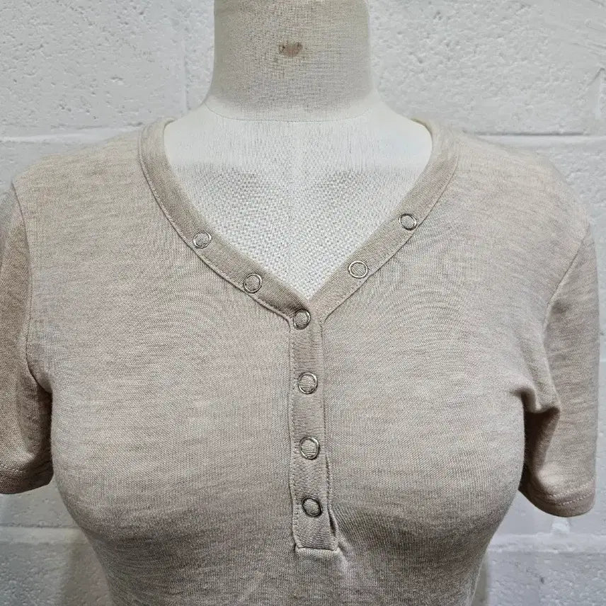 [SOLD OUT] 허리라인 얇은재질의 똑딱단추 브이넥 반팔- 연베이지
