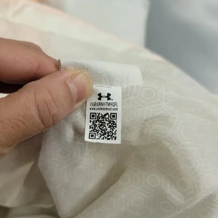 [BUNJANG] Under Armour Ivory Light Orange Reflective Logo Rush Half-Zip / 언더아머 아이보리 라이트오렌지 배색 리플렉티브 로고 러쉬 오버핏 하프집업