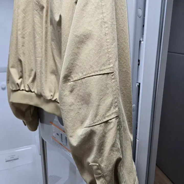[BUNJANG] Guess Stand Neck Bomber Jacket Beige / 게스 스탠넥 봄버 점퍼 베이지