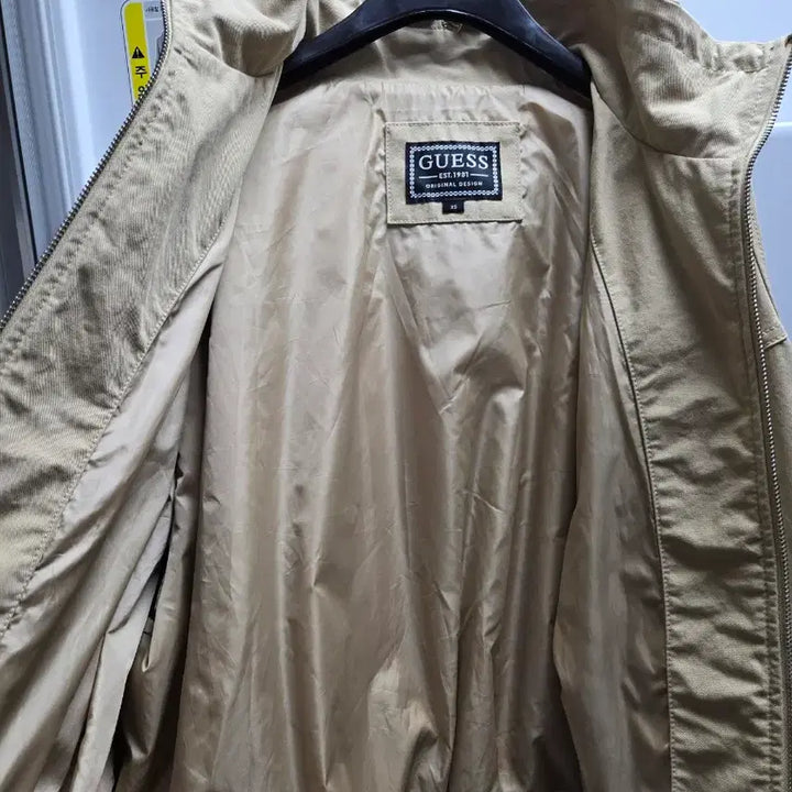[BUNJANG] Guess Stand Neck Bomber Jacket Beige / 게스 스탠넥 봄버 점퍼 베이지
