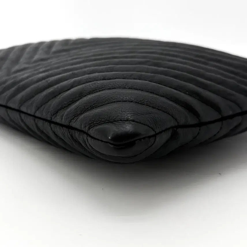 [BUNJANG] Chanel Calfskin Chevron Clutch Large / 샤넬 카프스킨 쉐브론 클러치 라지